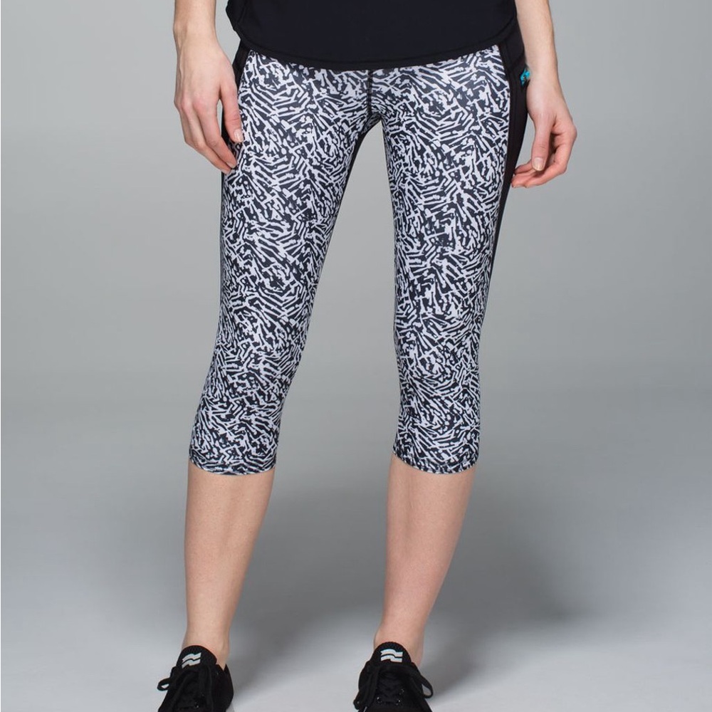 Lululemon Run: Top Speed Crop
Mini Brushed Animal Black White / Black - Size 10
